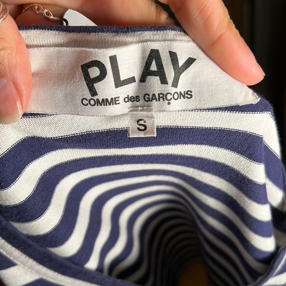Comme des Garcons PLAY
Striped Red Heart Long-Sleeve Shirt - Picture 4 of 4